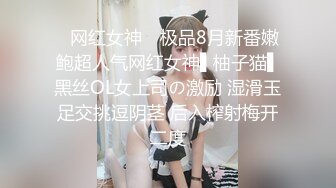 粉衣短发妹子特写扣逼,暴力开干