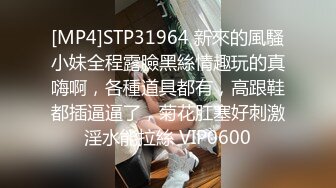 小少妇的3P生活，全程露脸先洗澡后啪啪，舔逼的活交给小弟，轮到草逼了大哥先上，各种体位爆草抽插浪叫不止